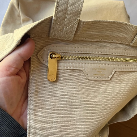 That’s Love authentic tote by Louis Vuitton AUTHENTIC! - Picture 10 of 15